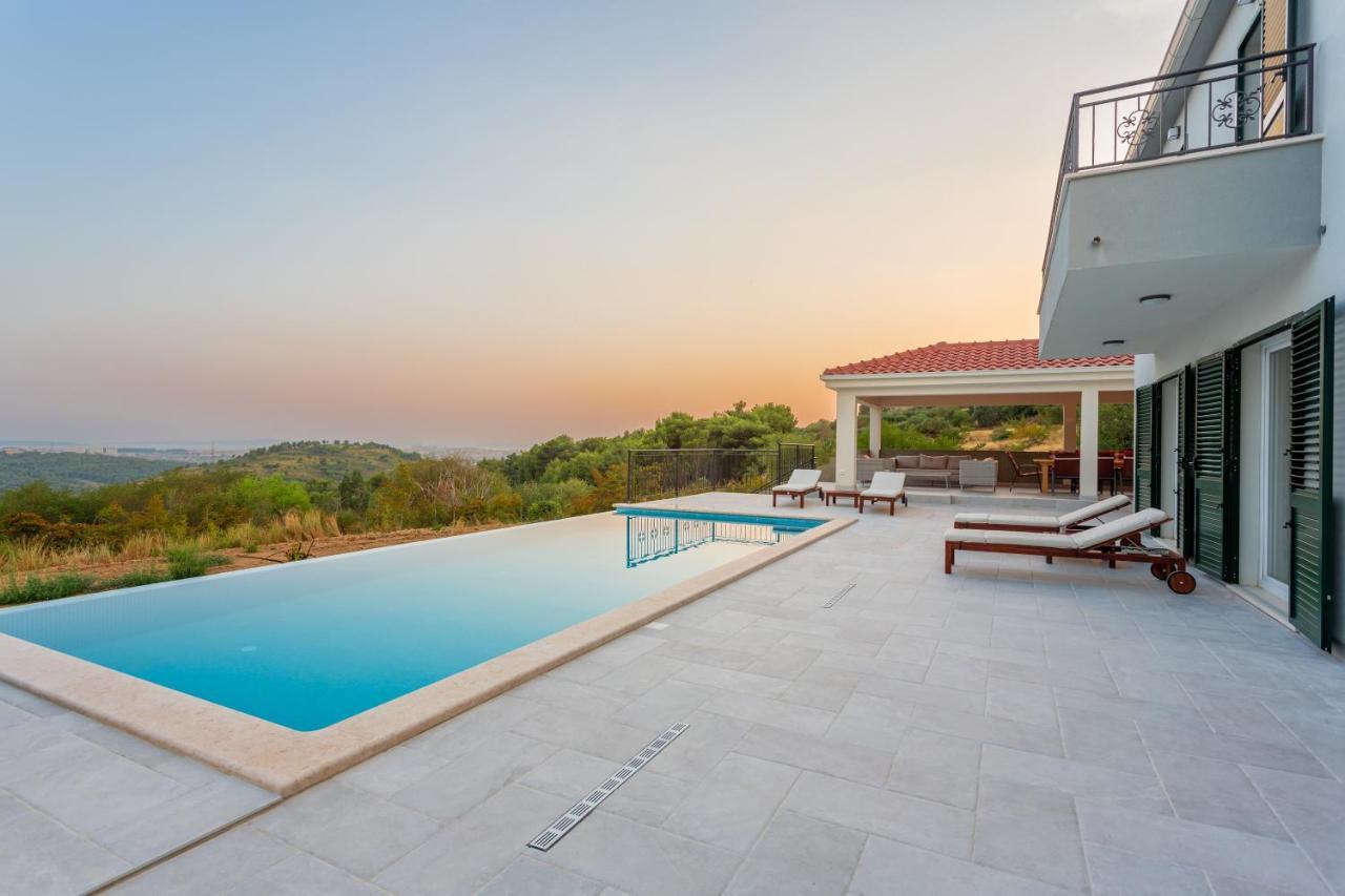 Villa Secluded House - Guaranteed Privacy - Heated Pool Klis Esterno foto